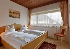 1_gaestehausbendlerkirchdorfdorfplatz18elisabethbendlerappartementschlafzimmer.jpg